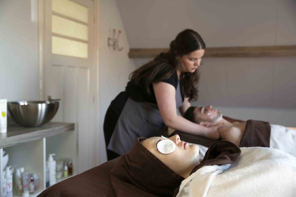 Schoonheidsspecialist geeft massage cursus